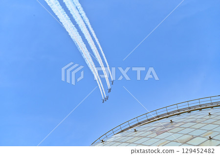 【大阪】藍色衝擊波慶祝2025世博會,藍白相間的飛機酷炫十足,表演了令人驚嘆的特技飛行。 【大阪】藍色衝擊波慶祝2025世博會,藍白相間的飛機酷炫十足,表演了令人驚嘆的特技飛行。 129452482