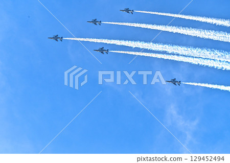 【大阪】藍色衝擊波慶祝2025世博會，藍白相間的飛機酷炫十足，表演了令人驚嘆的特技飛行。 129452494