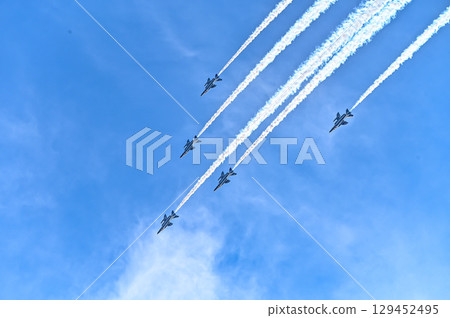 [Osaka] Blue Impulse celebrates Expo 2025. The blue and white aircraft was cool and performed an amazing acrobatic flight. 129452495