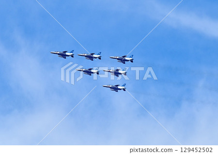 [Osaka] Blue Impulse celebrates Expo 2025. The blue and white aircraft was cool and performed an amazing acrobatic flight. 129452502