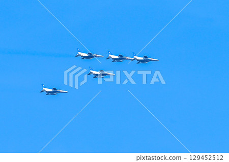 [Osaka] Blue Impulse celebrates Expo 2025. The blue and white aircraft was cool and performed an amazing acrobatic flight. 129452512