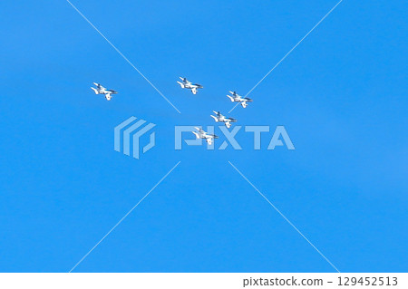 [Osaka] Blue Impulse celebrates Expo 2025. The blue and white aircraft was cool and performed an amazing acrobatic flight. 129452513