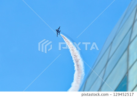 [Osaka] Blue Impulse celebrates Expo 2025. The blue and white aircraft was cool and performed an amazing acrobatic flight. 129452517