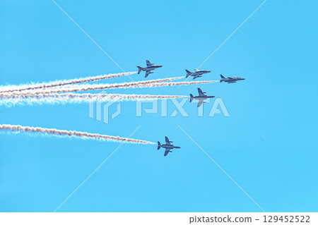 [Osaka] Blue Impulse celebrates Expo 2025. The blue and white aircraft was cool and performed an amazing acrobatic flight. 129452522