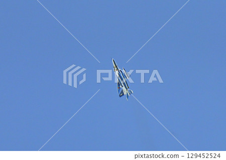 【大阪】藍色衝擊波慶祝2025世博會，藍白相間的飛機酷炫十足，表演了令人驚嘆的特技飛行。 129452524