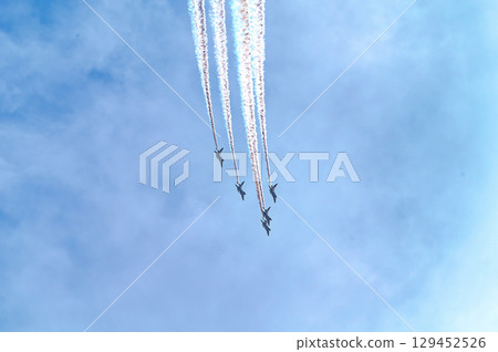 [Osaka] Blue Impulse celebrates Expo 2025. The blue and white aircraft was cool and performed an amazing acrobatic flight. 129452526