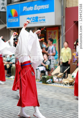 Yosakoi dance in red costumes at the Yosakoi Festival Yosakoi dance in red costumes at the Yosakoi Festival 129452588