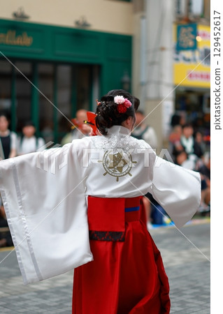 夜來節期間身著紅色服裝的夜來舞 129452617