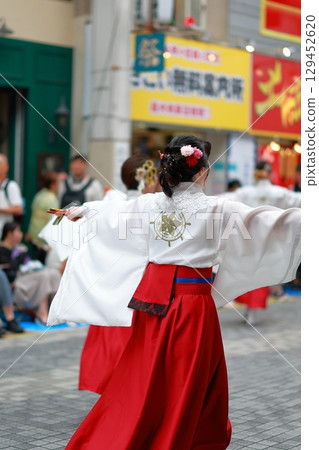Yosakoi dance in red costumes at the Yosakoi Festival 129452620