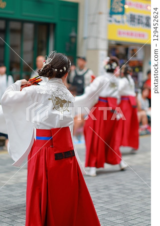 Yosakoi dance in red costumes at the Yosakoi Festival 129452624