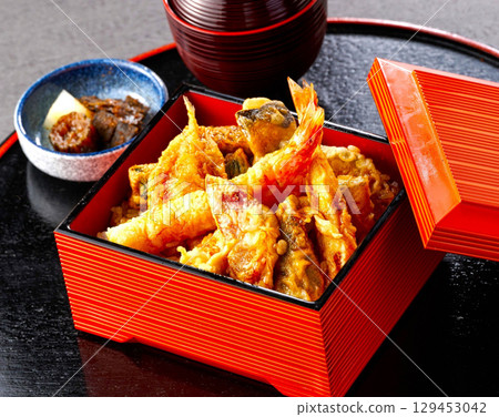 米飯和油炸魚碗 129453042