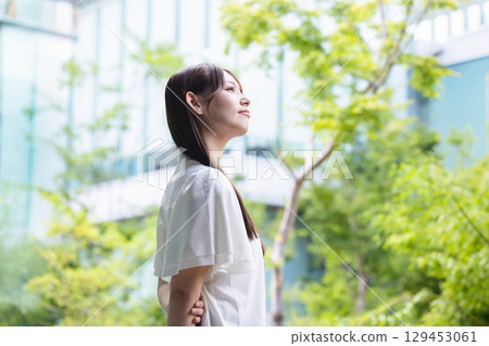 young woman      129453061