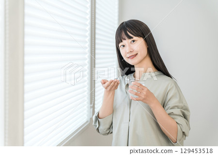 患病婦女服用口服藥物、補充劑、藥物、藥物 129453518
