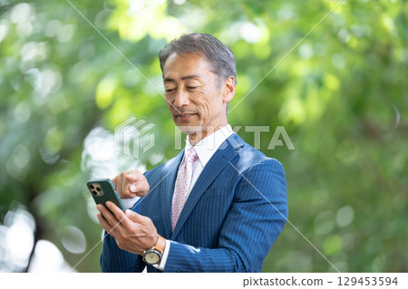 商人肖像新鮮綠色智慧型手機 129453594
