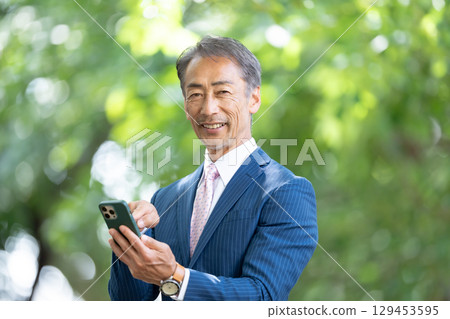 商人肖像新鮮綠色智慧型手機 129453595