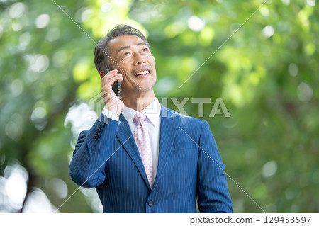 商人新鮮的綠色智能手機電話 129453597