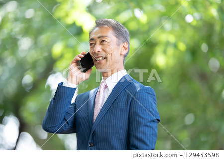 商人新鮮的綠色智能手機電話 129453598