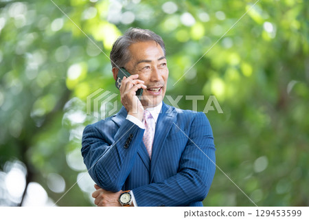 商人新鮮的綠色智能手機電話 129453599