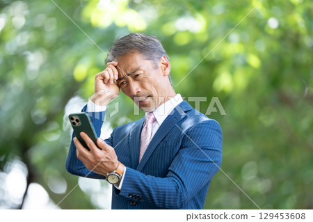 商人，新鮮的綠葉，智慧型手機，驚訝 129453608