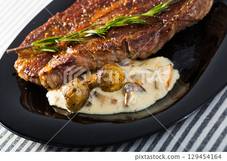 Image of beef entrecote with mushroom sauce 129454164