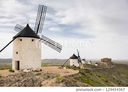Ancient windmills and castle at Consuegra, Spain 129454367