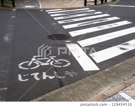 交叉路口安裝的自行車道道路標記 129454510