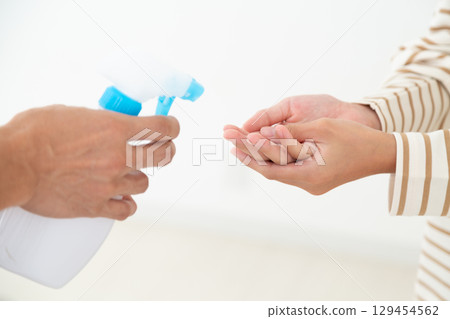 一名國中生用酒精消毒雙手 129454562