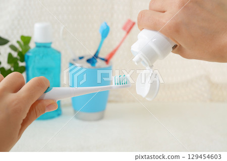 牙刷和牙膏 129454603