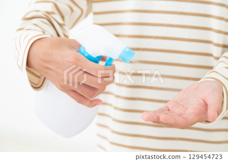 一名國中生用酒精消毒雙手 一名國中生用酒精消毒雙手 129454723