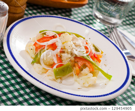Fresh salad with boiled cauliflower Fresh salad with boiled cauliflower 129454905