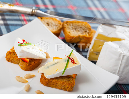 Canape with soft blue cheese 129455109