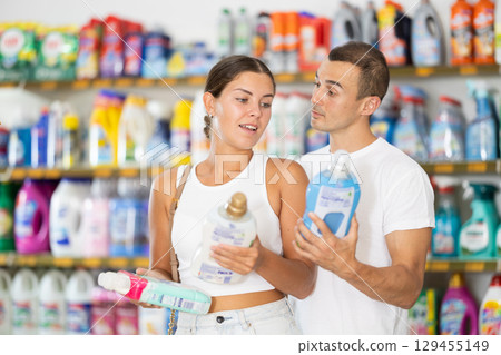 Married couple chooses cleaning product in supermarket 129455149