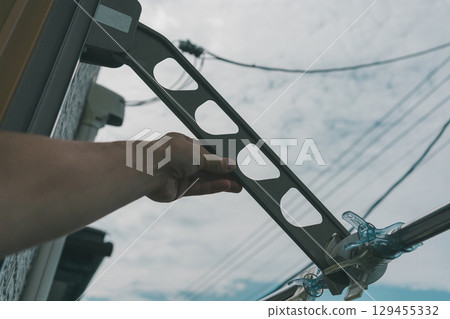 Changing the angle of the clothes drying hardware 129455332