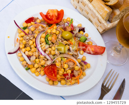 Empedrado garbanzo salad 129455729