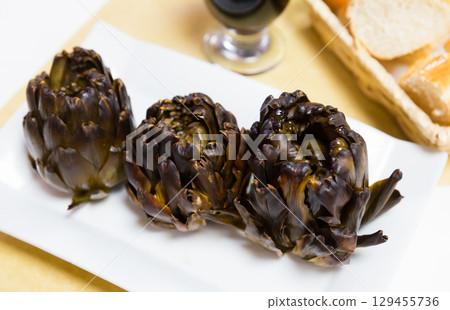 Baked artichokes 129455736