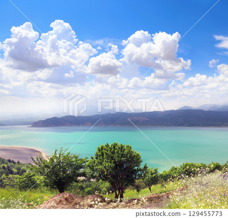 Aerial view of picturesque Charvak reservoir, Tashkent region, Uzbekistan, Central Asia. Top view on lake Charvak is a water reservoir in Bostanliq District, Czatkalski Rezerwat Biosfery 129455773