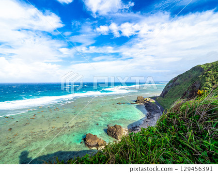 從笠利崎燈塔望去的海岸線（鹿兒島縣奄美大島） 129456391