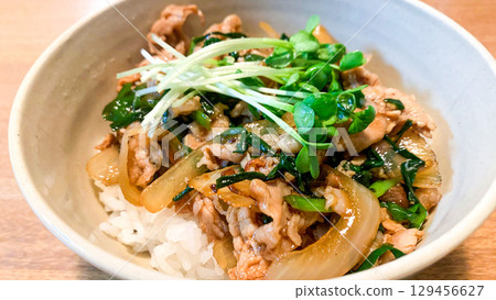 蘿蔔芽菜烤肉醬豬肉蓋飯 129456627