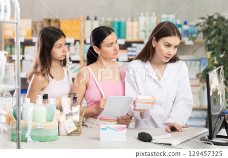 Pharmacist gives mother and daughter prescription pills 129457325