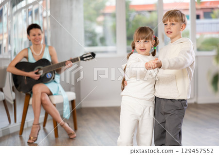 Kids dance class with live guitar music in studio 129457552