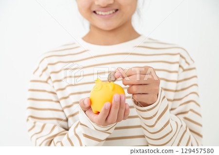一個帶著存錢筒的中學生 一個帶著存錢筒的中學生 129457580
