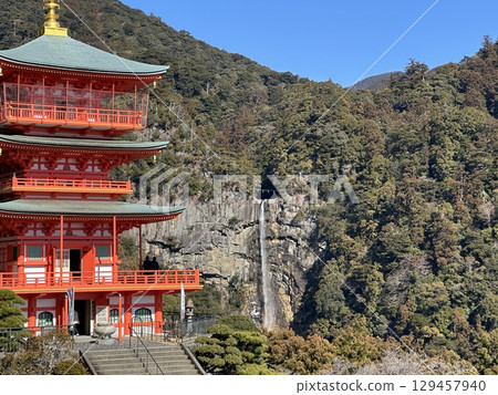 Nachi Falls and the three-story pagoda of Kumano Nachi Taisha Shrine Nachi Falls and the three-story pagoda of Kumano Nachi Taisha Shrine 129457940