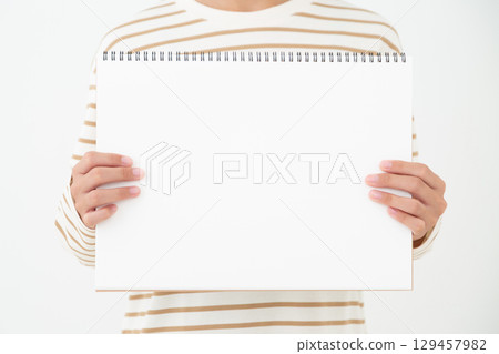 拿著素描本的國中女孩 拿著素描本的國中女孩 129457982