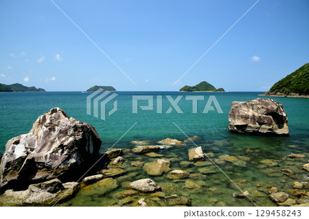 Nishihiro Coast (viewing Kuroshima and Takashima) [Hirokawa Town, Arida District, Wakayama Prefecture] 129458243