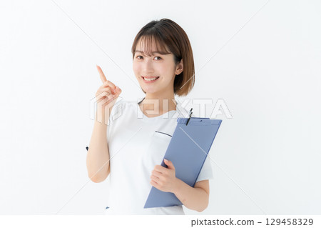 穿白大褂的女護士指著病歷 129458329
