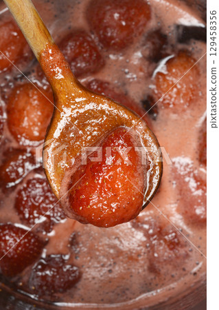 Process of making homemade jam 129458356