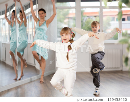 Boy and girl train to dance contemporary vigorous hip hop during classes. 129458430