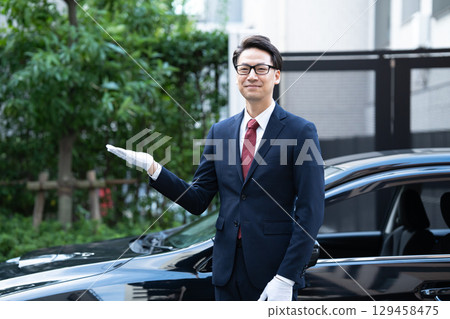 司機戴白手套的手勢 129458475