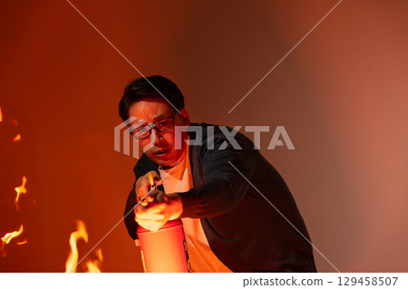 滅火器 火 火焰 129458507