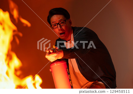 滅火器 火 火焰 129458511